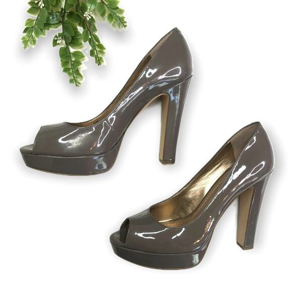 BCBGeneration Jaxx Peep Toe Heel Size 8.5 Taupe Patent Leather Platform Wedding - Picture 2 of 12